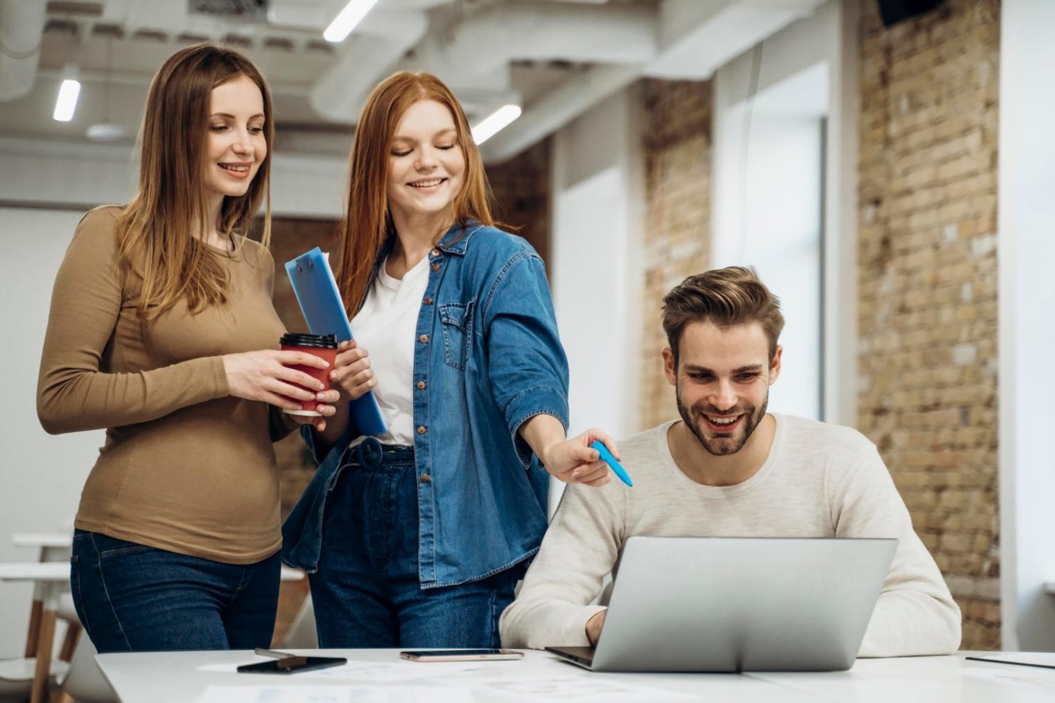 Consultoría financiera personalizada en oficina moderna
